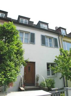 Gepflegtes Stadthaus mit Fensterläden – vermittelt von Weber & Keil