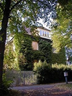 Efeubewachsene Villa hinter altem Baumbestand – vermittelt von Weber & Keil