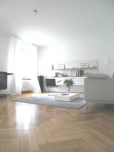 Heller Wohnraum mit Fischgrätparkett in einer vermittelten Wohnung